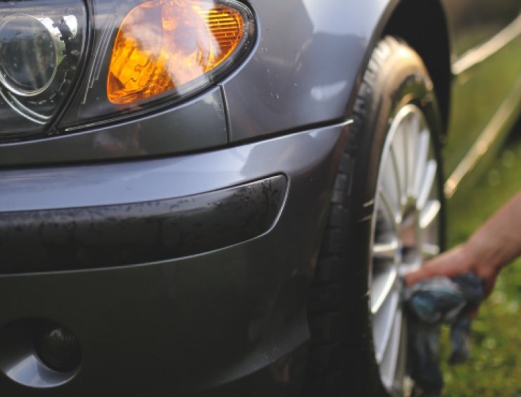 frontale e ruota di un'auto