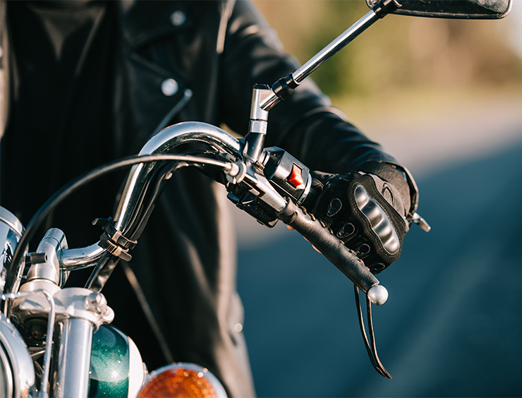 casco appoggiato su di una moto