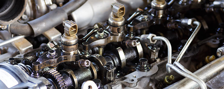 Old engine repair fuel injection.Common rail diesel injection system on track