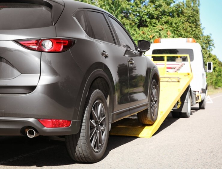 auto in caricamento su un carro attrezzi