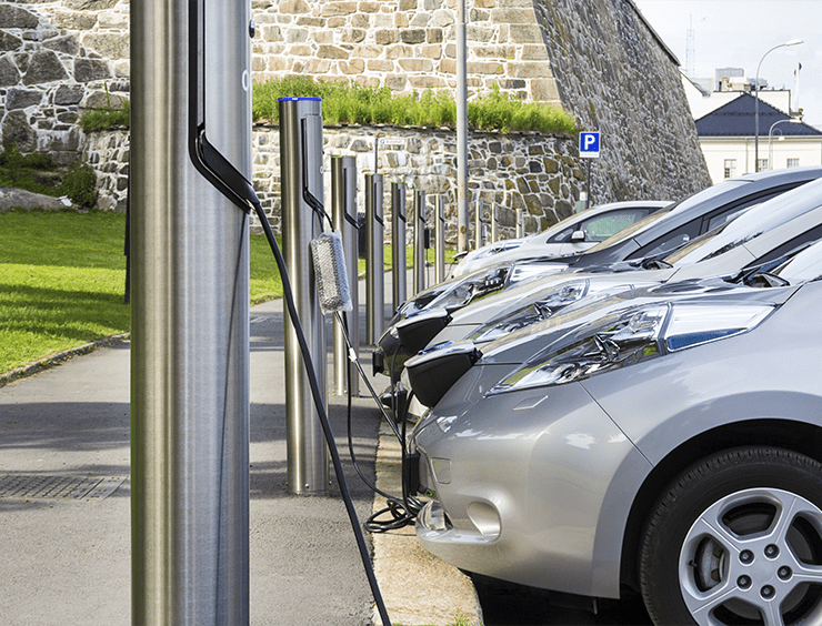 auto elettriche in ricarica