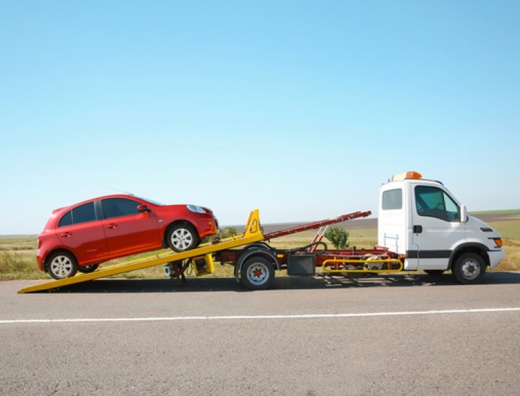 carro attrezzi carica vettura in panne