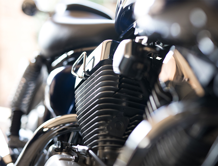 motociclista si allaccia il casco