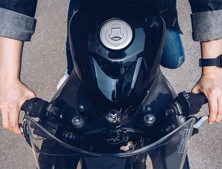 Guida sicura in moto: come si calcola lo spazio di frenata