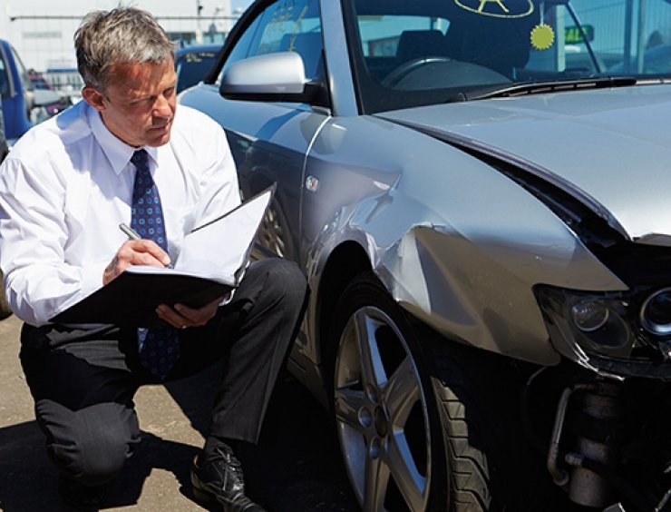 Perito assicurativo esamina danni