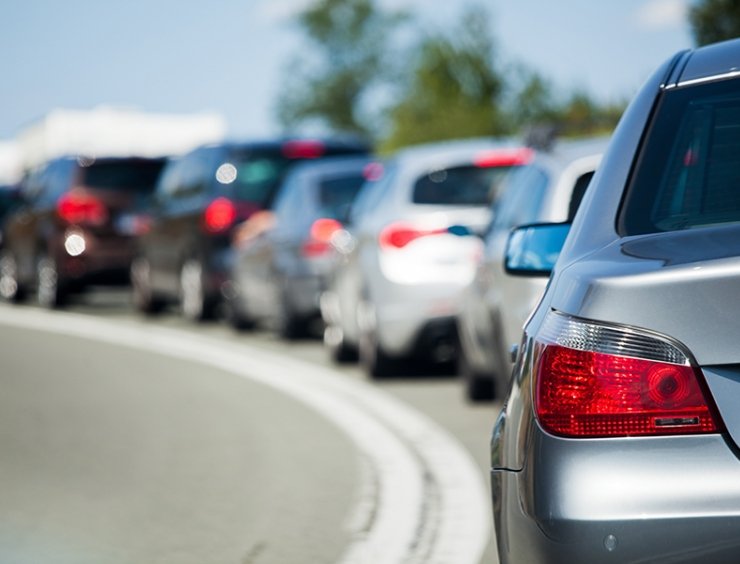 Traffico e coda in strada