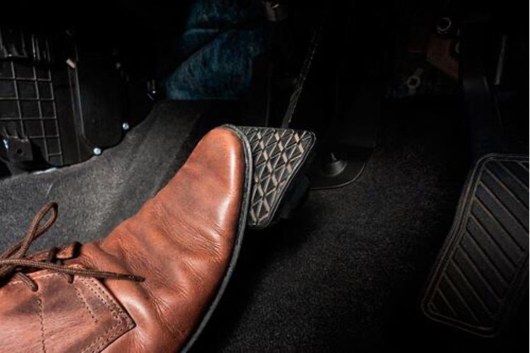 piede mentre aziona il pedale del freno