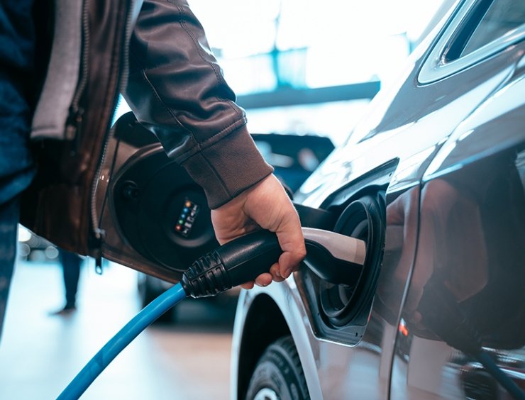 automobilista ricarica auto elettrica